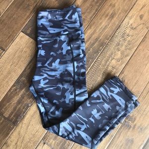 Zyia Active 7/8 crop camo light and tight capris